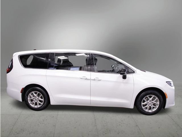 Used 2024 Chrysler Pacifica Touring-L image 9