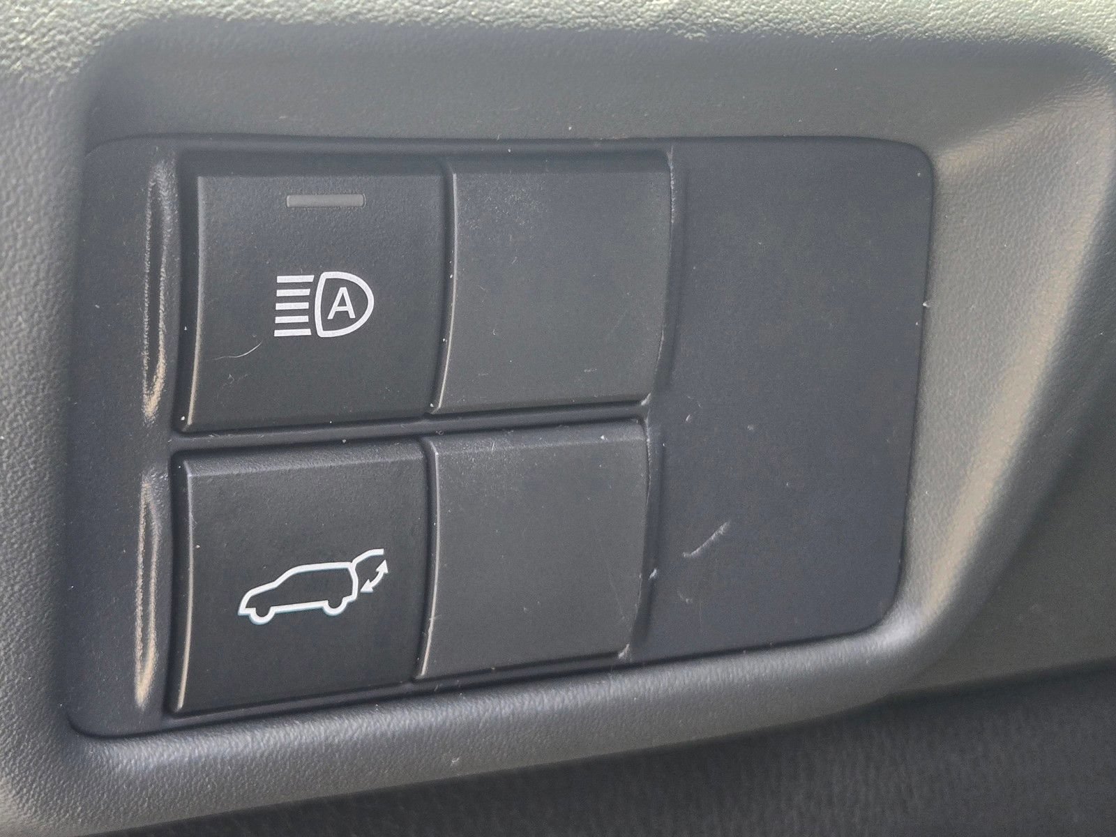 Used 2021 Toyota Highlander LE FWD image 15