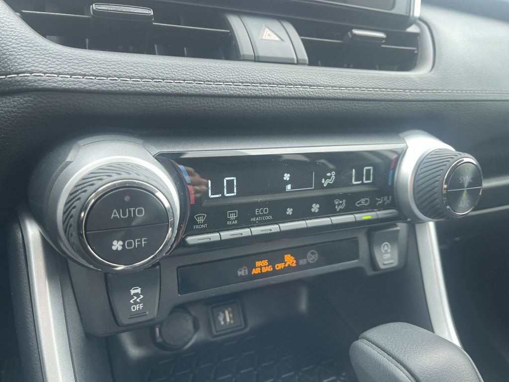 Used 2025 Toyota RAV4 XLE FWD image 25