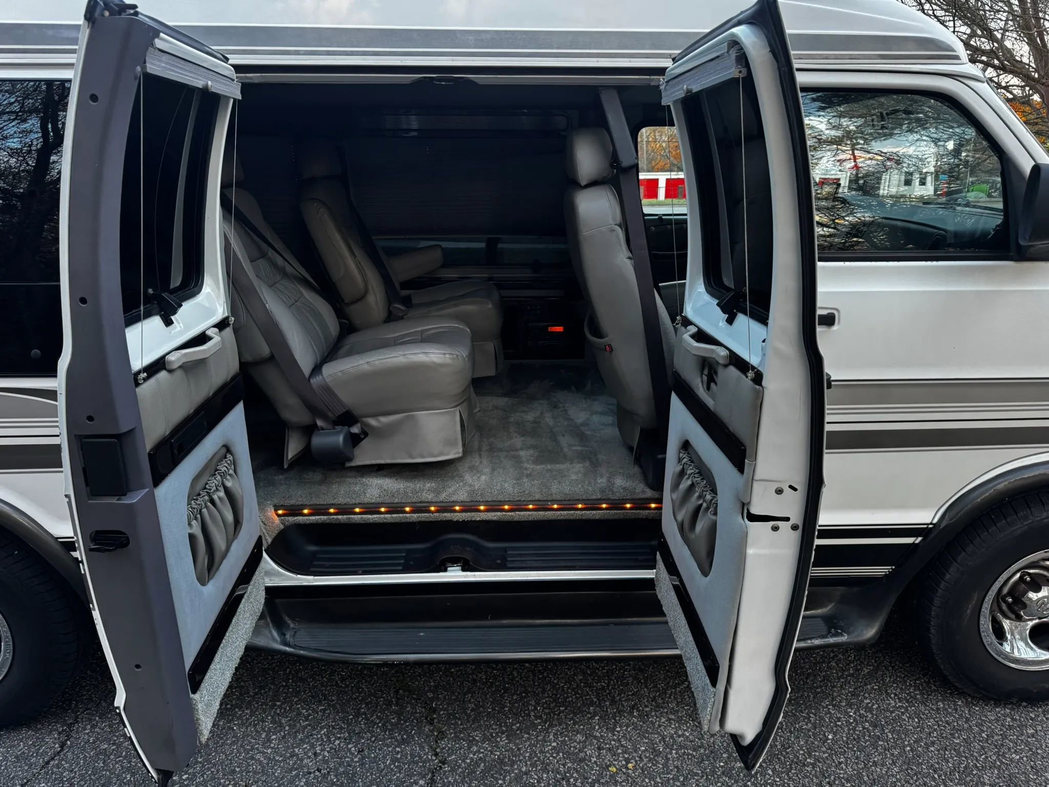 Used 2000 Dodge B1500 Van RWD image 6