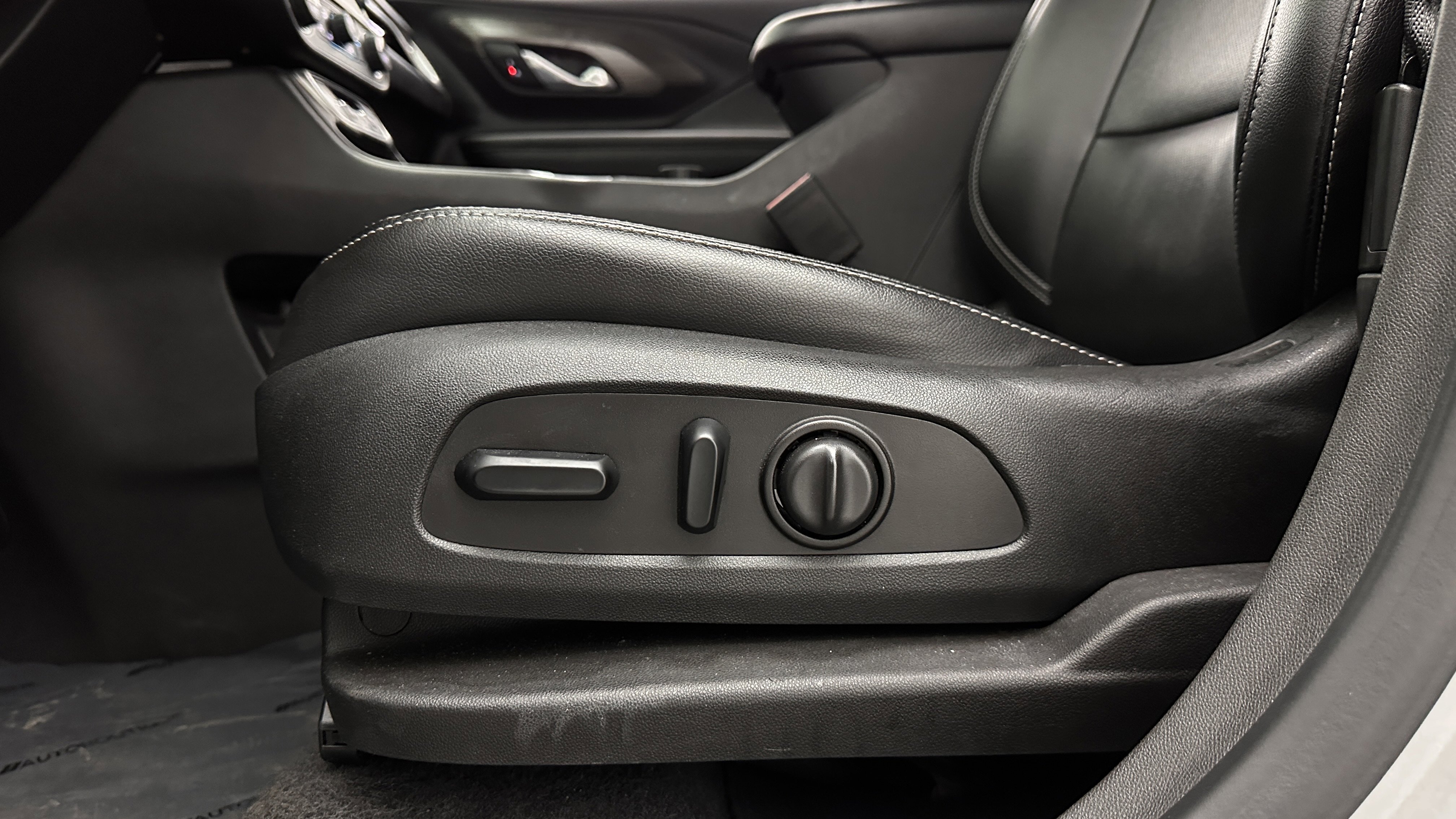 Used 2022 GMC Terrain SLT image 13