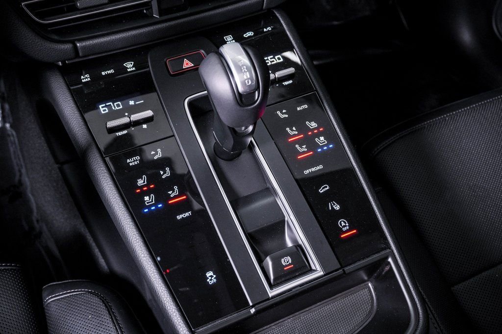 Certified 2025 Porsche Macan image 24