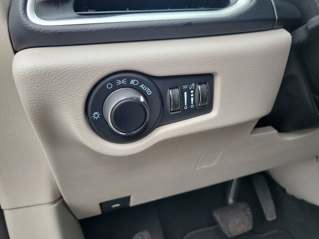Used 2023 Chrysler Voyager LX FWD image 23
