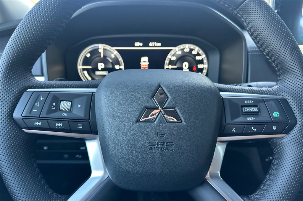 New 2025 Mitsubishi Outlander SE image 24
