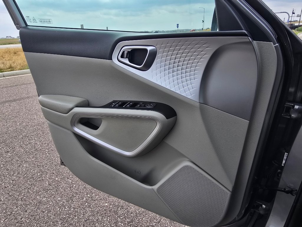 Used 2025 Kia Soul LX w/ LX Technology Package FWD image 17