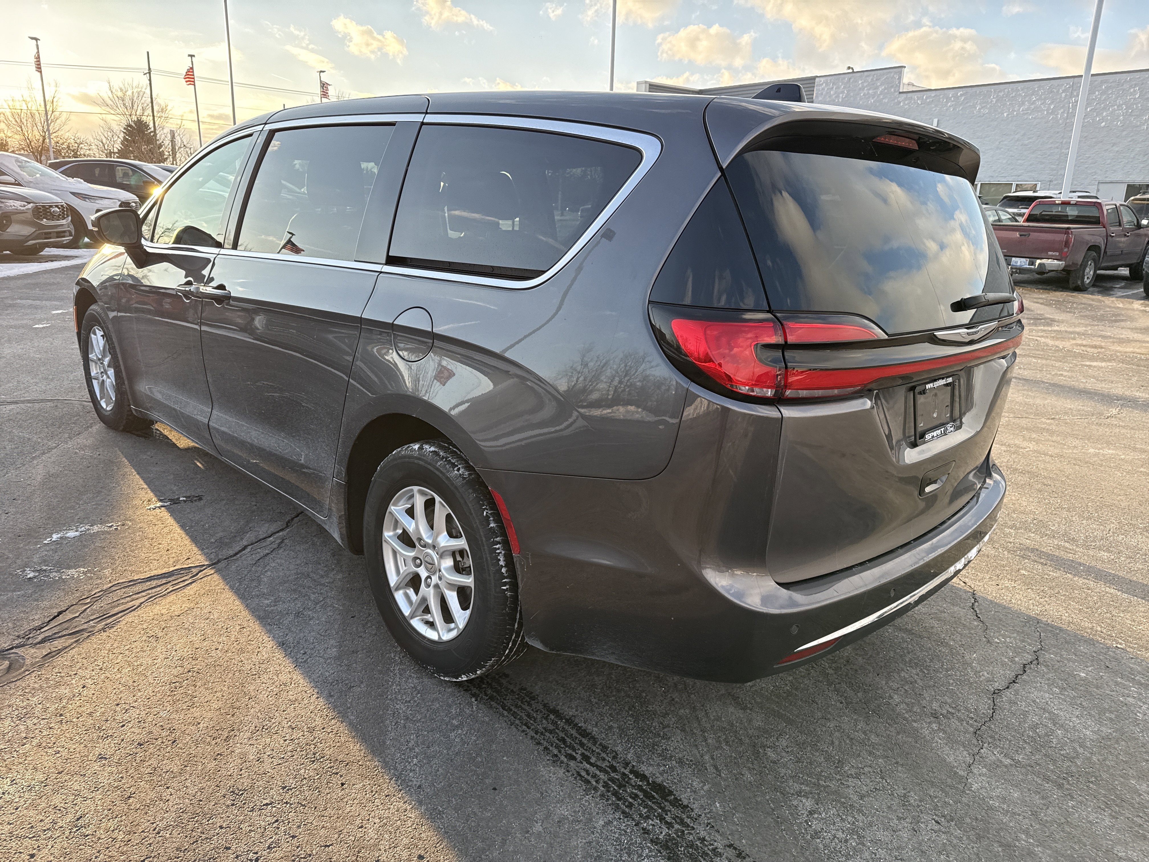 Used 2023 Chrysler Pacifica Touring-L image 5