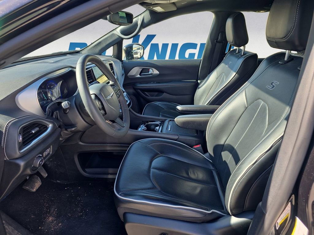 Used 2025 Chrysler Pacifica Limited image 9