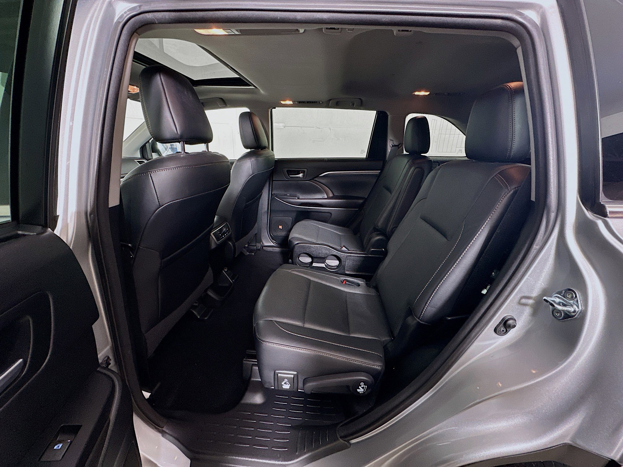 Used 2017 Toyota Highlander Limited image 25