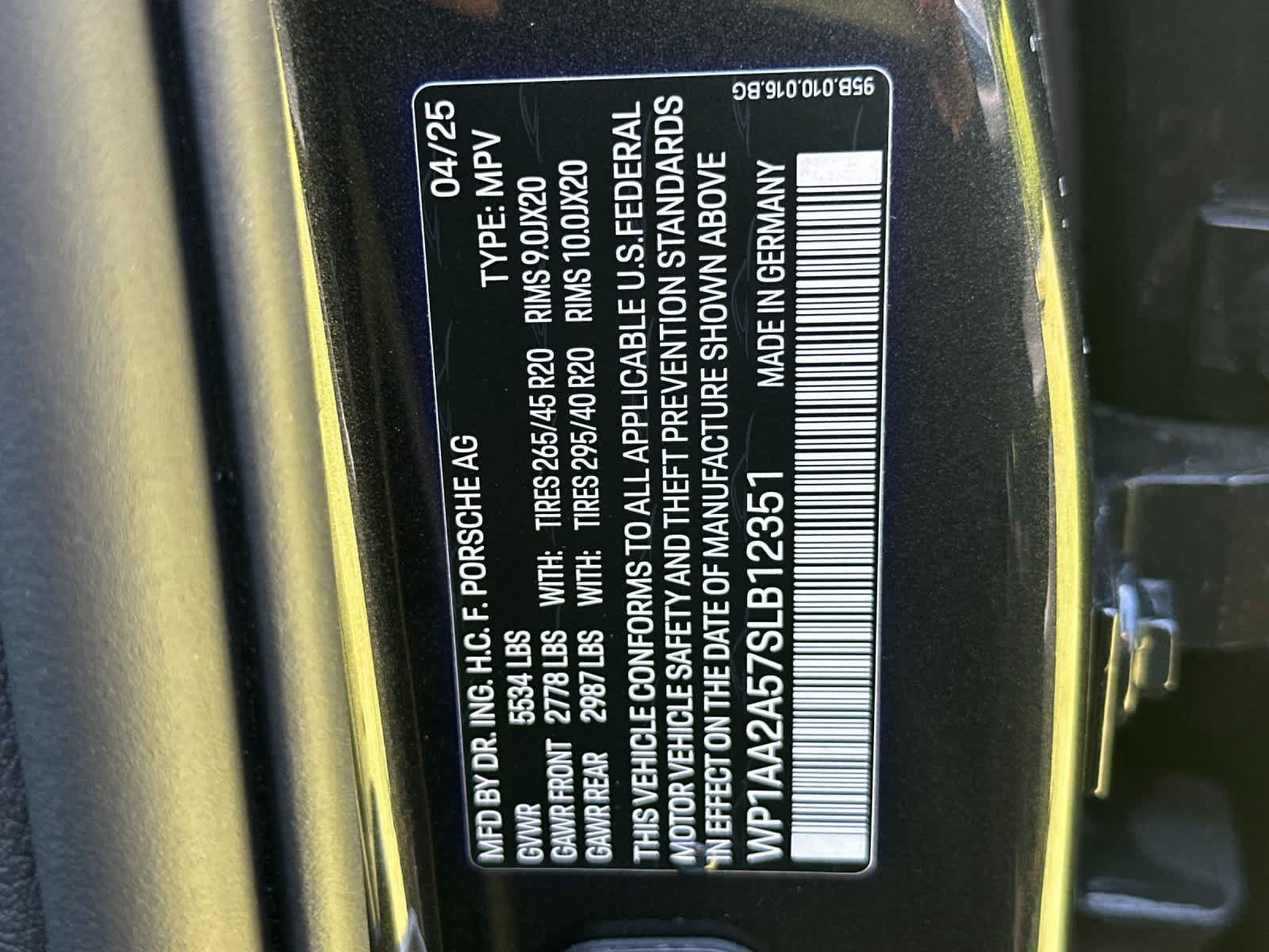 Certified 2025 Porsche Macan AWD/4WD image 33