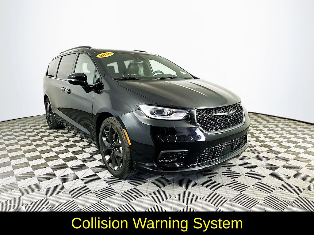 Used 2025 Chrysler Pacifica Limited FWD image 3