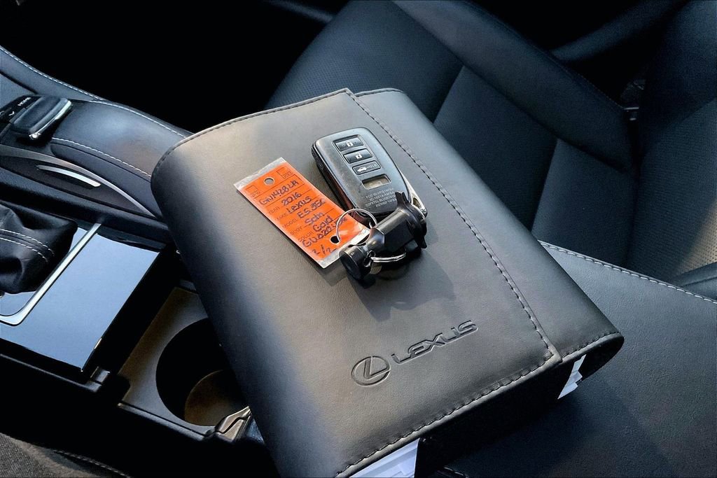 Used 2016 Lexus ES 350 w/ Navigation System Package image 34