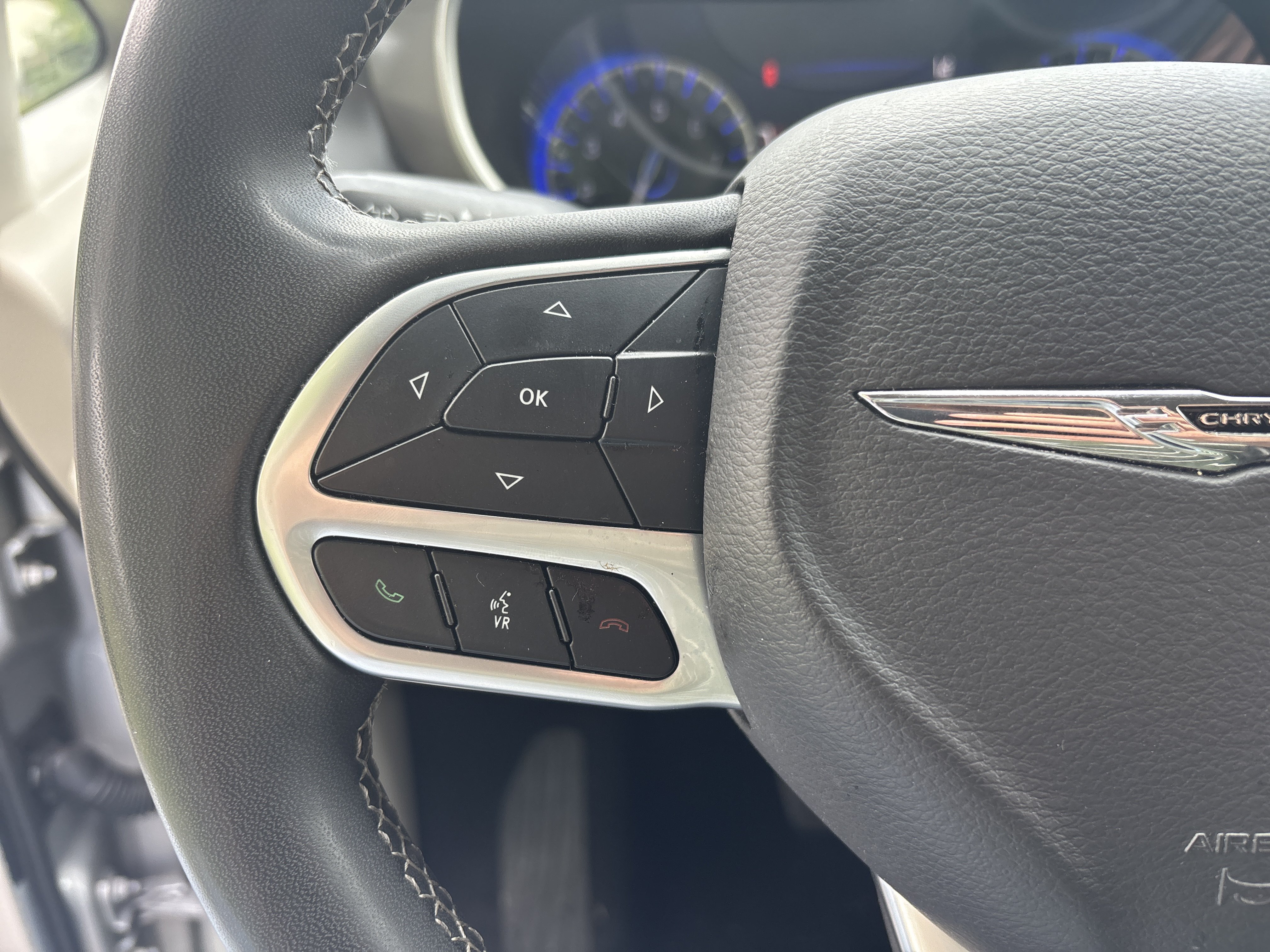 Used 2023 Chrysler Pacifica Touring-L FWD image 20