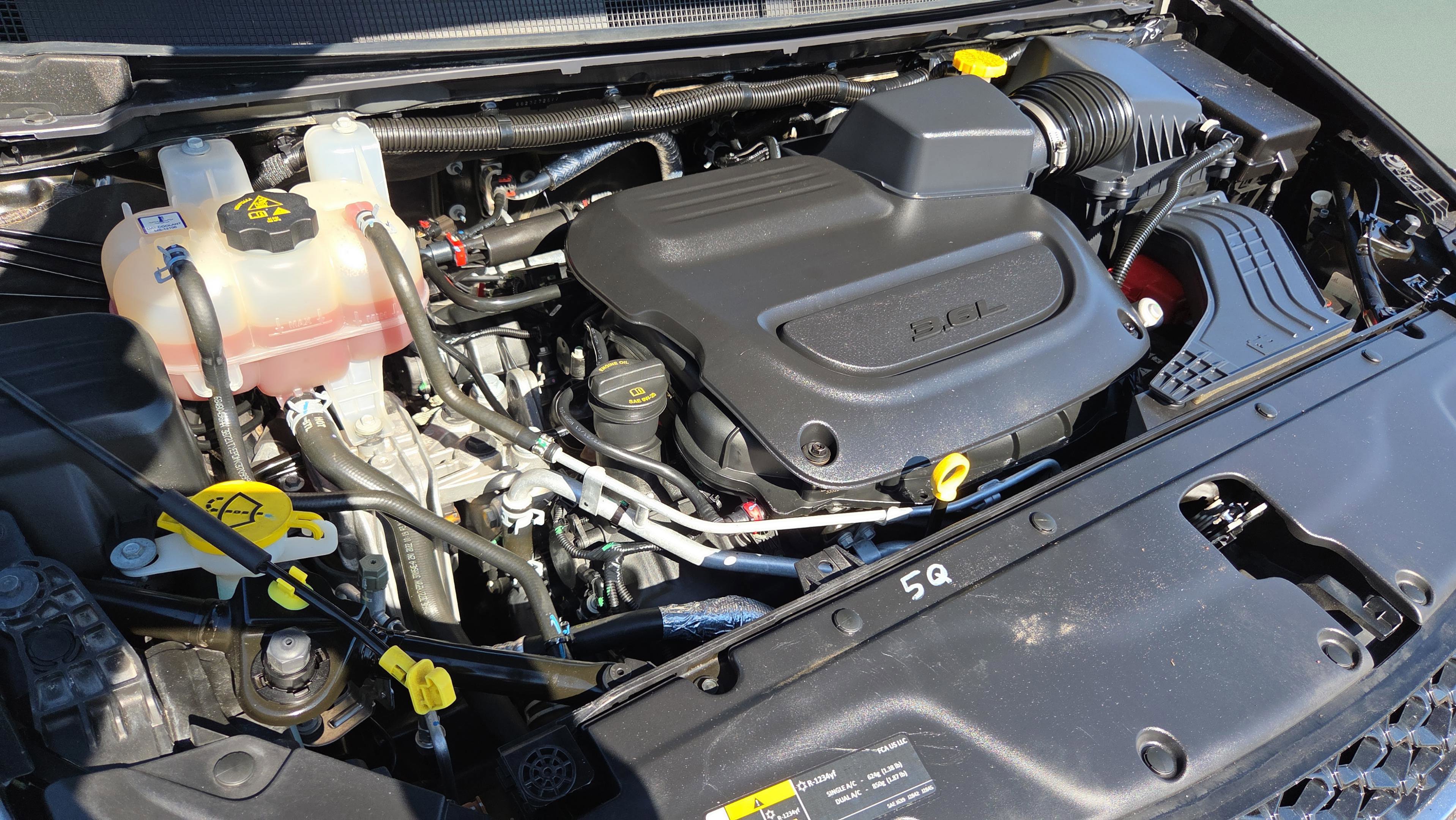 Used 2023 Chrysler Pacifica Limited w/ Uconnect Theater Family Group image 27