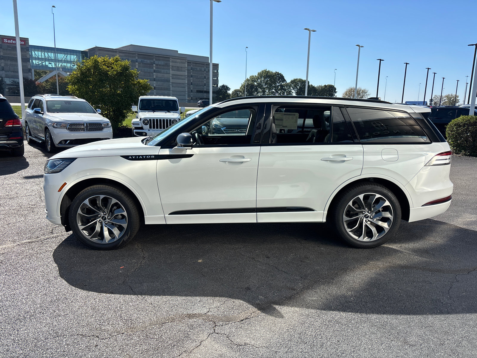 New 2027 Lincoln Aviator AWD w/ Jet Appearance Package image 4