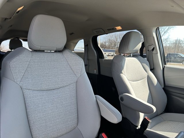 Used 2024 Toyota Sienna LE image 8