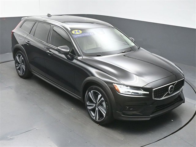 Used 2024 Volvo V60 B5 Cross Country Plus image 43