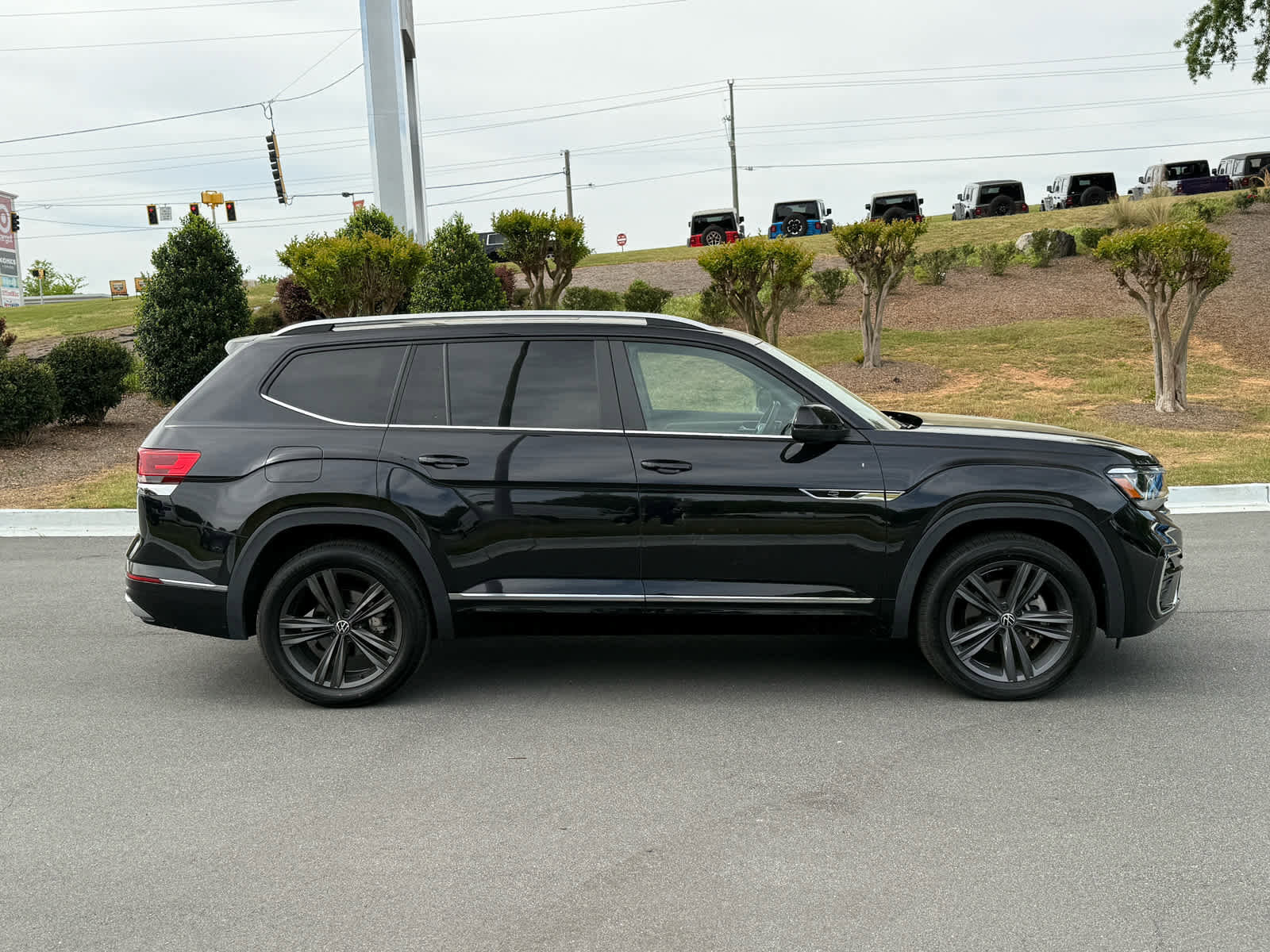 Used 2022 Volkswagen Atlas SEL R-Line AWD/4WD image 6