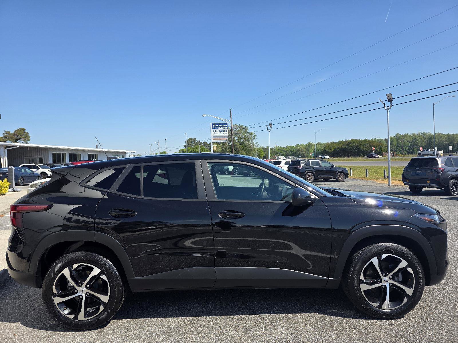 Used 2025 Chevrolet Trax RS w/ Sunroof Package FWD image 4