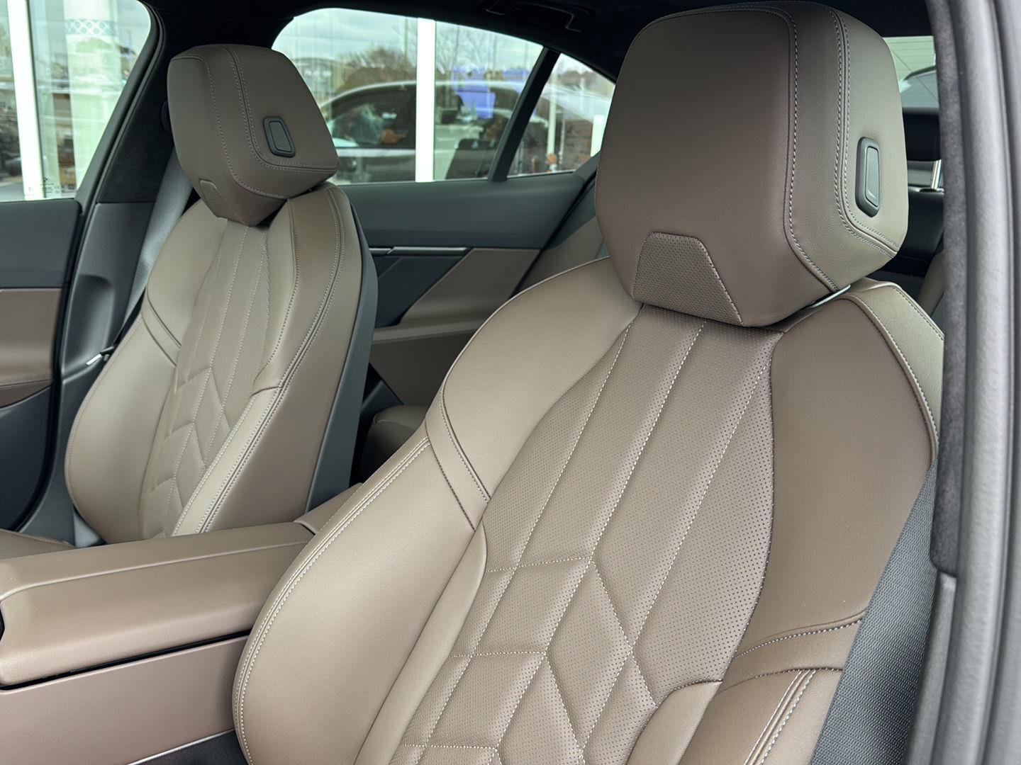 New 2026 BMW 540i xDrive w/ M Sport Package image 25