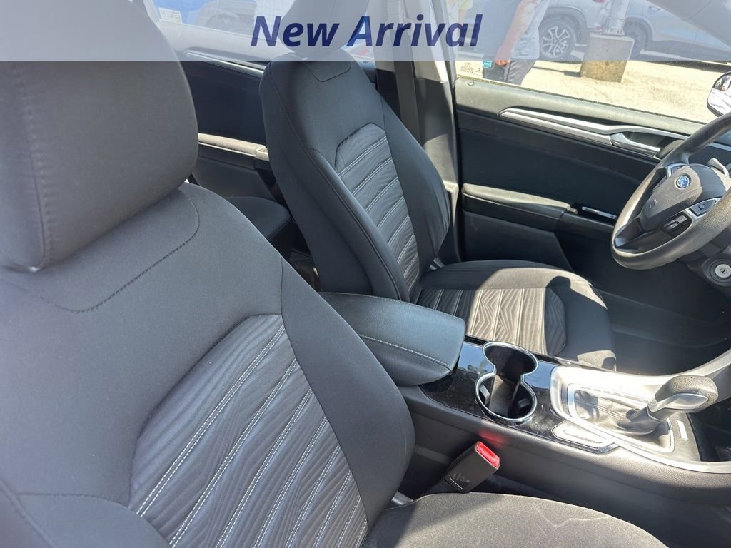 Used 2016 Ford Fusion SE FWD image 4