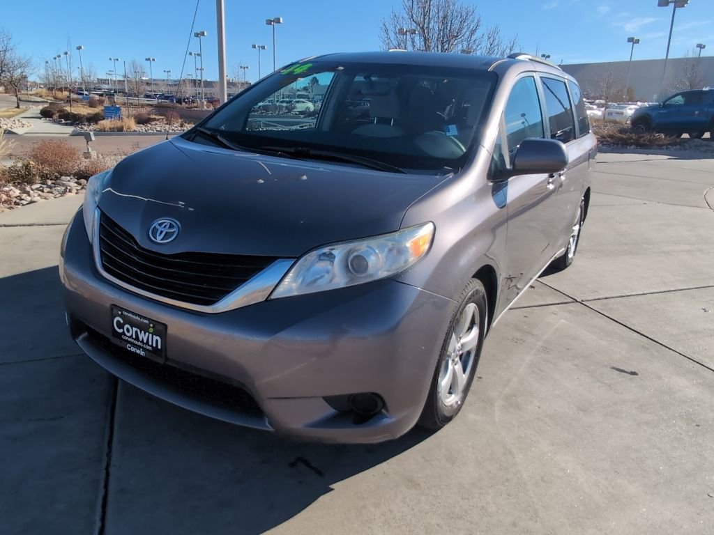 Used 2014 Toyota Sienna LE image 3