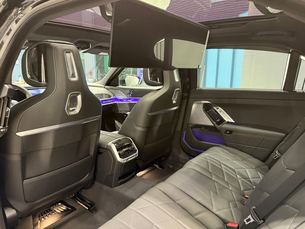 Used 2025 BMW i7 xDrive60 w/ Premium Package image 19