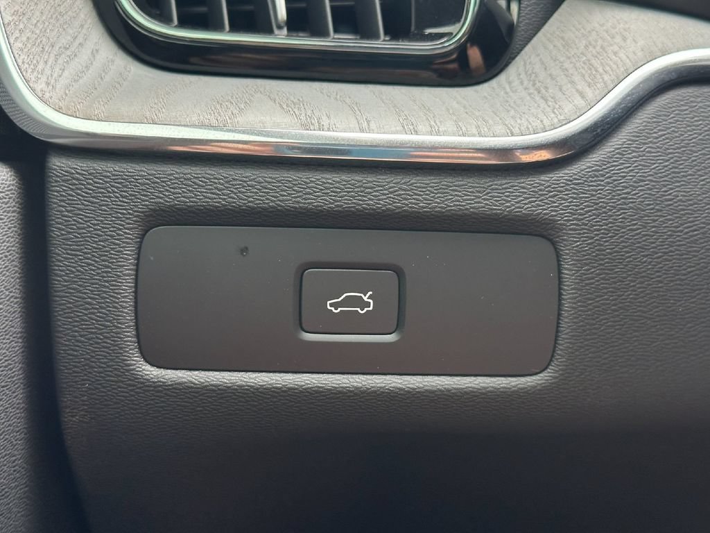 Used 2025 Volvo XC60 B5 Plus AWD/4WD image 38