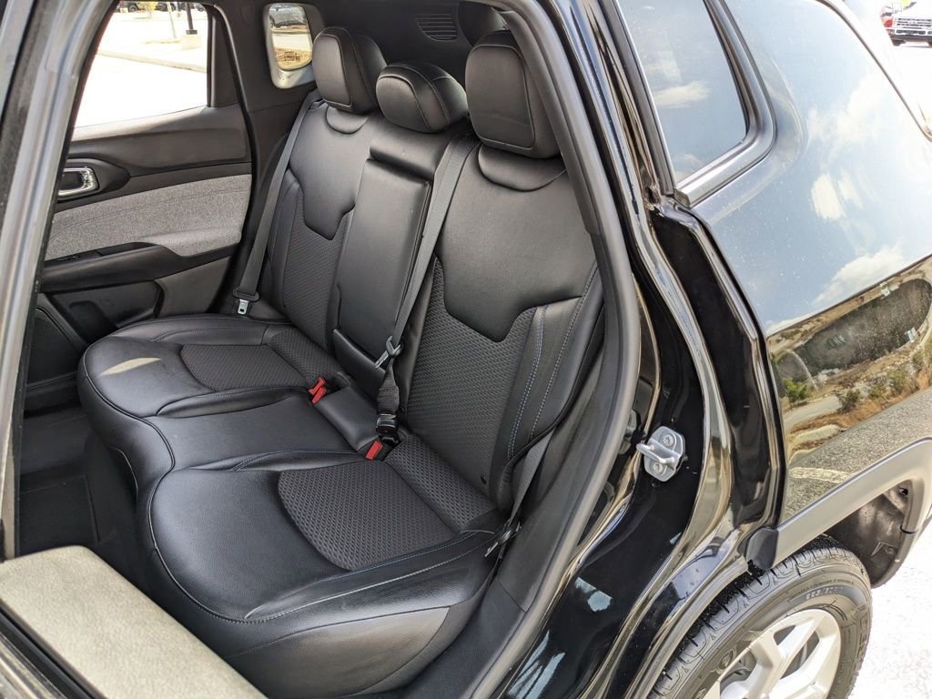 Certified 2025 Jeep Compass Latitude image 40