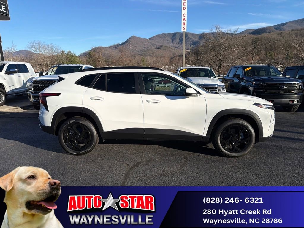 New 2025 Chevrolet Trax LT w/ LT Convenience Package FWD image 2