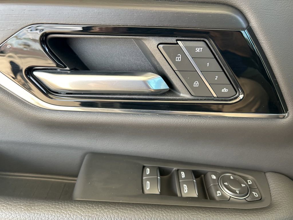 Used 2025 GMC Yukon Denali w/ Denali Reserve Package image 26