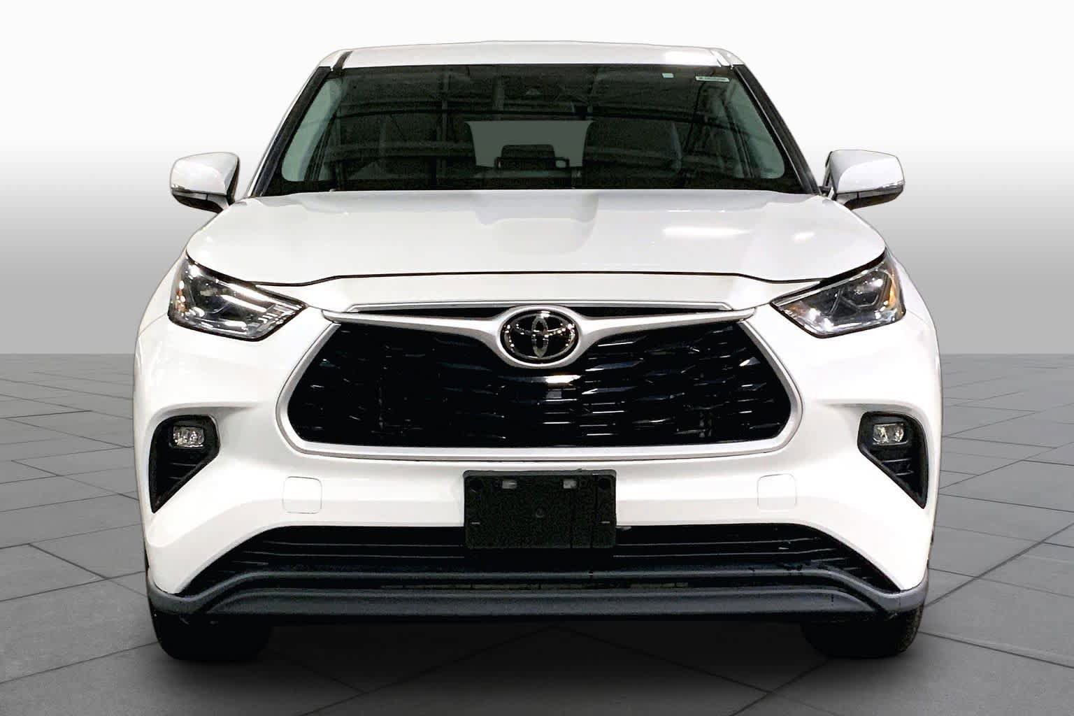Used 2023 Toyota Highlander LE FWD image 4