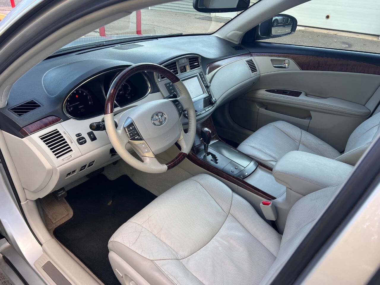 Used 2011 Toyota Avalon Limited image 22