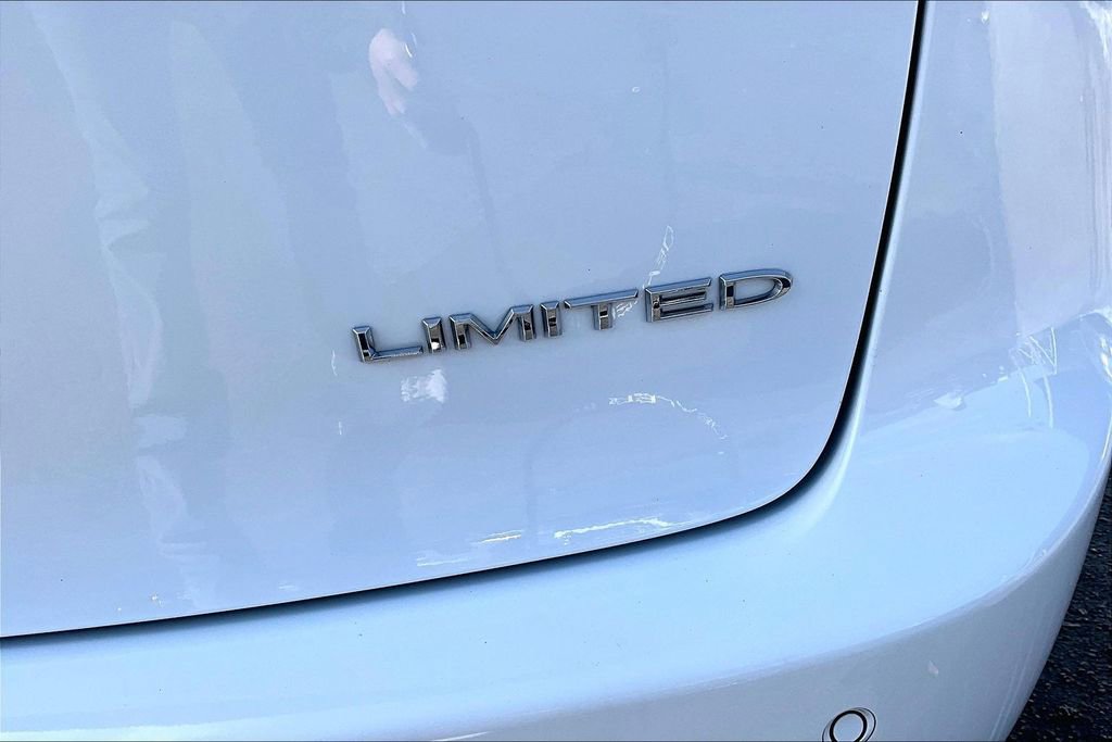 Used 2023 Chrysler Pacifica Limited image 24