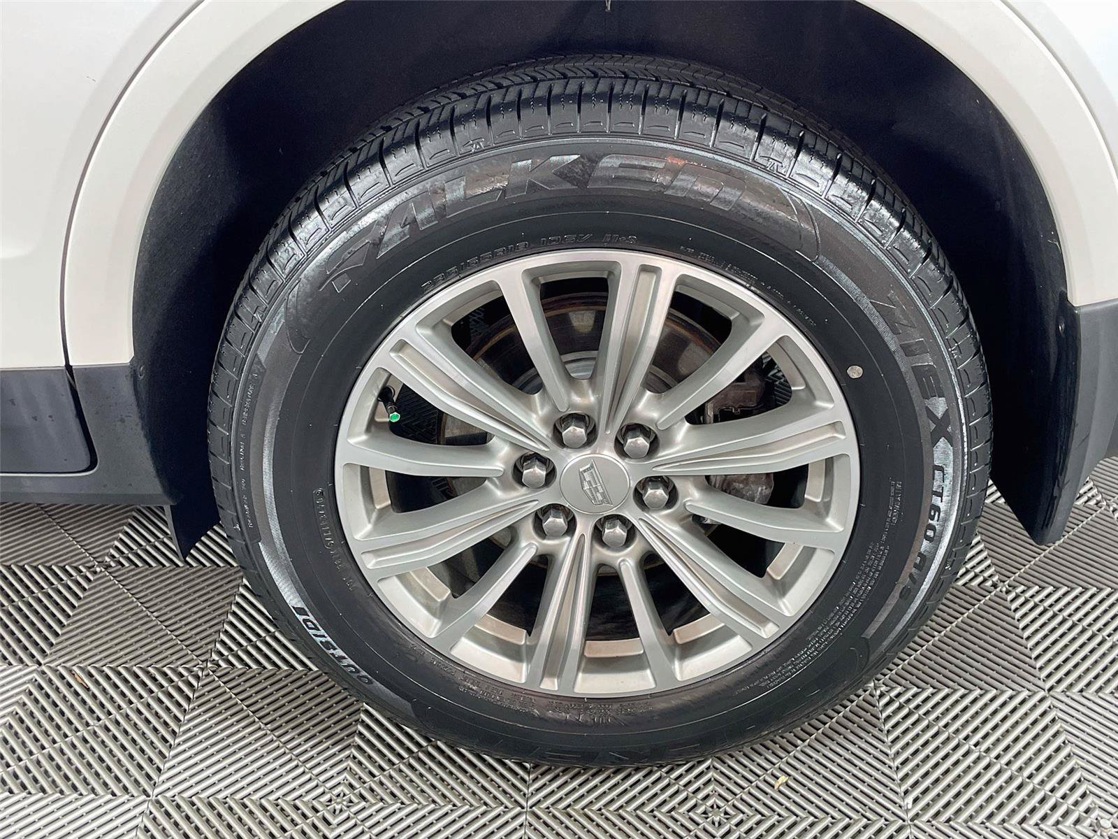 Used 2018 Cadillac XT5 Luxury w/ Driver Awareness Package FWD image 33