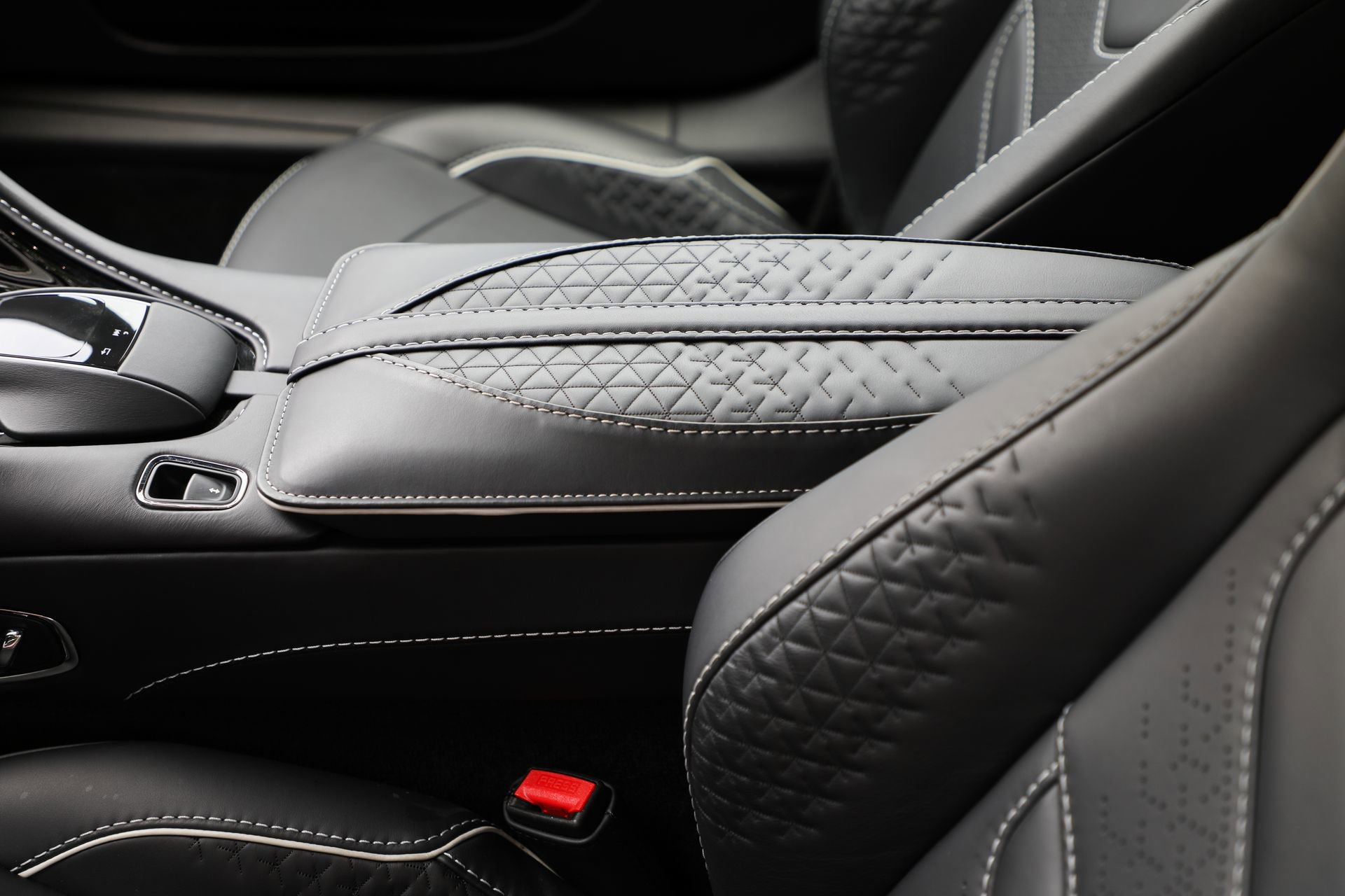 Used 2023 Aston Martin DBS Coupe RWD image 40