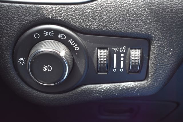 Used 2018 Jeep Cherokee Trailhawk w/ Cold Weather Group AWD/4WD image 19