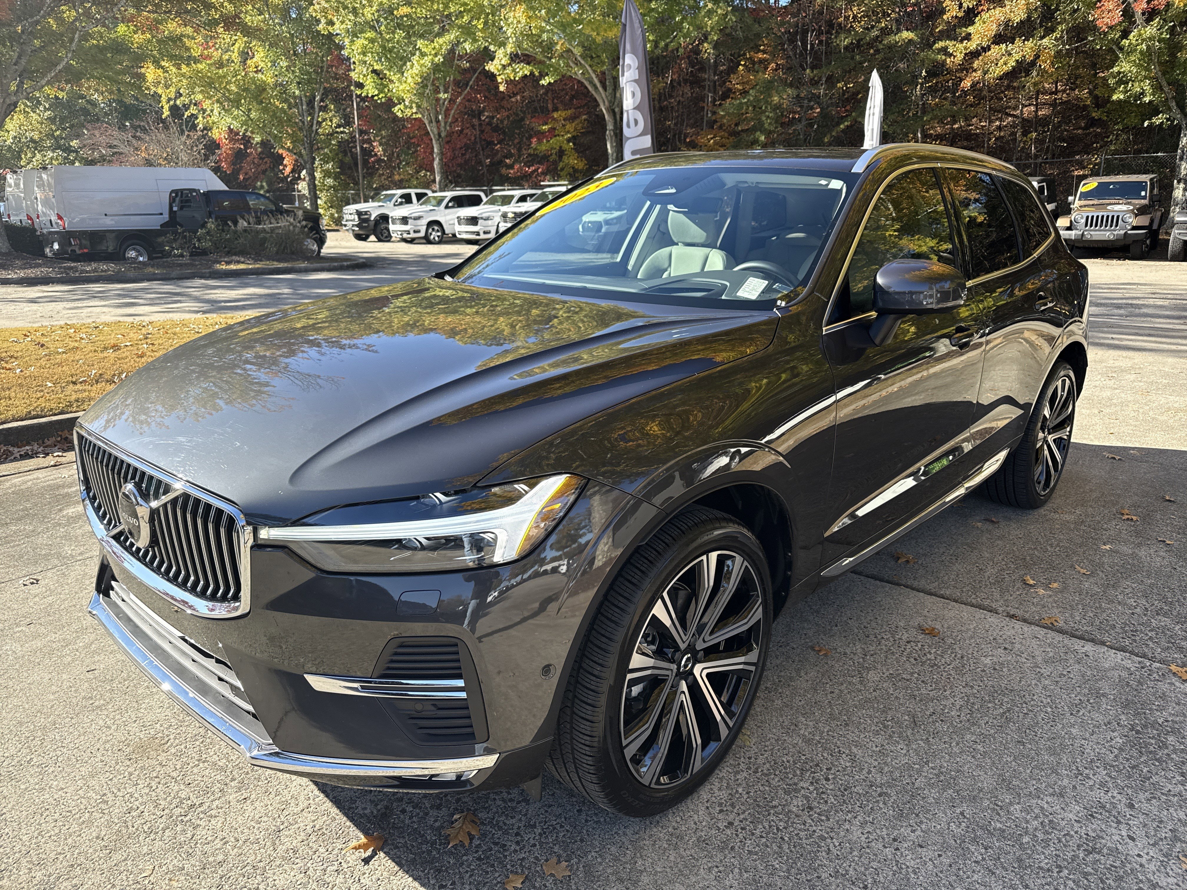 Used 2023 Volvo XC60 B5 Ultimate w/ Climate Package image 3