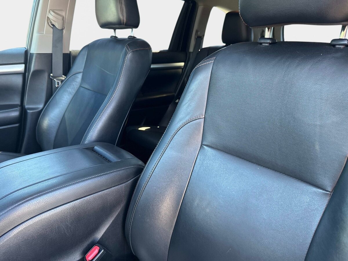 Used 2019 Toyota Highlander XLE FWD image 21