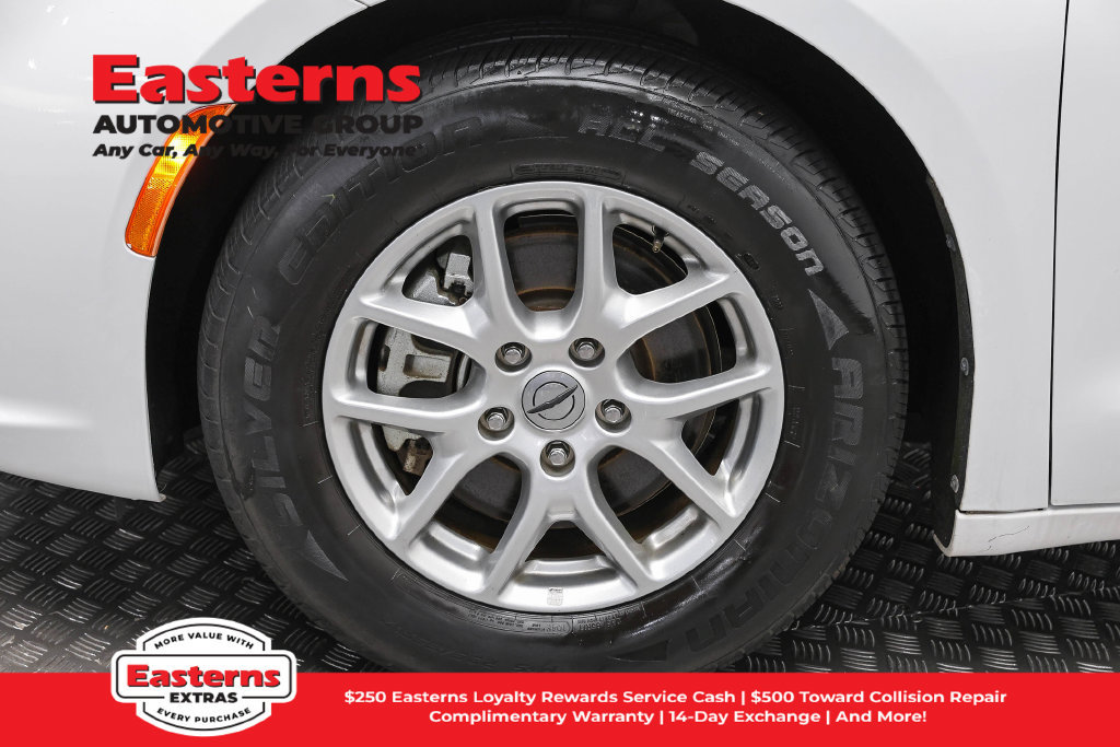 Used 2023 Chrysler Pacifica Touring-L FWD image 34