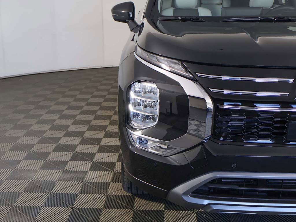 New 2025 Mitsubishi Outlander SE image 15