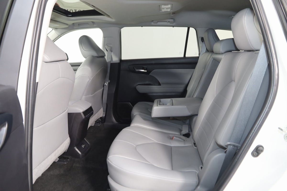 Used 2023 Toyota Highlander XLE image 48