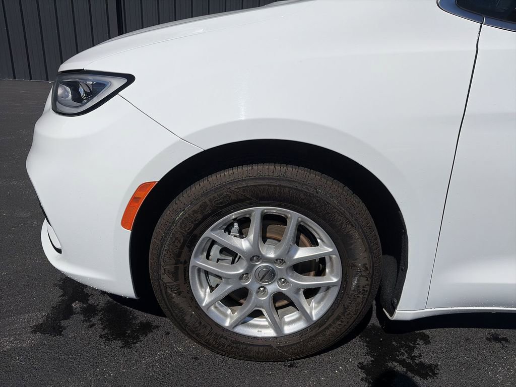 Used 2024 Chrysler Pacifica Touring-L FWD image 10