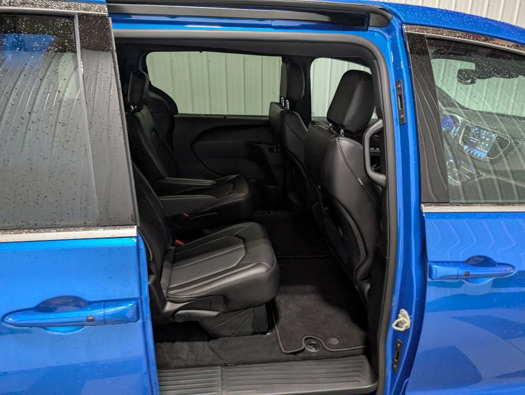 Used 2027 Chrysler Pacifica Select FWD image 25