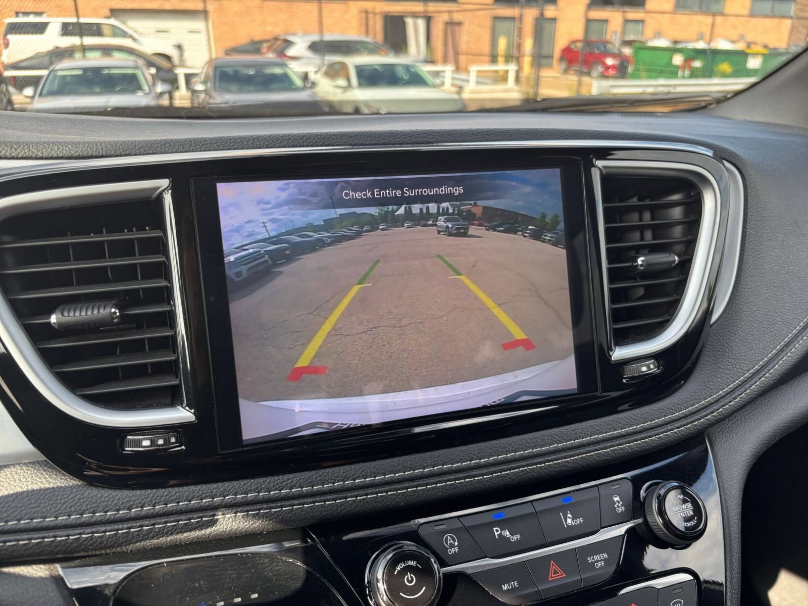 Used 2025 Chrysler Pacifica Limited FWD image 24