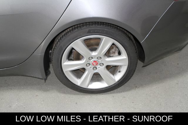 Used 2017 Jaguar XE Prestige RWD image 11