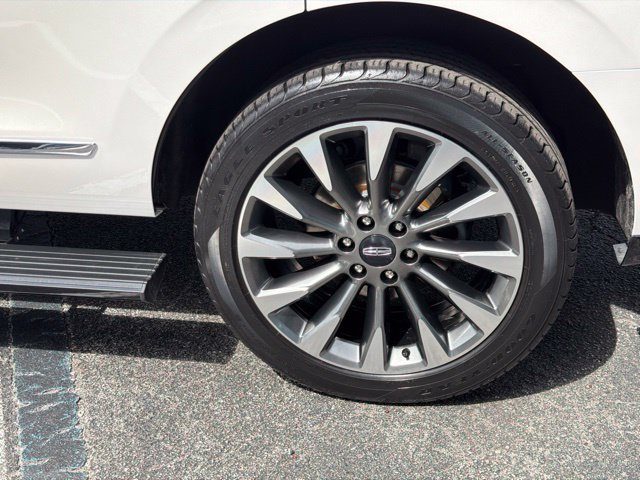 Used 2018 Lincoln Navigator Select w/ Technology Package AWD/4WD image 9