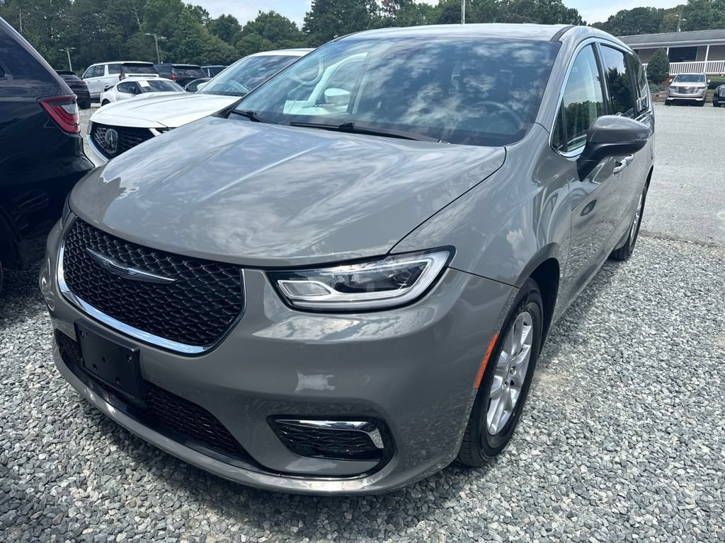 Used 2023 Chrysler Pacifica Touring-L FWD image 1