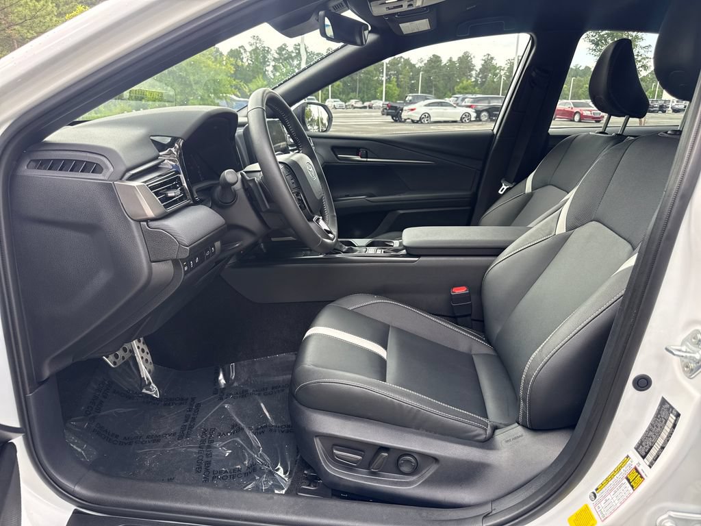 Used 2025 Toyota Camry SE w/ Convenience Package FWD image 12