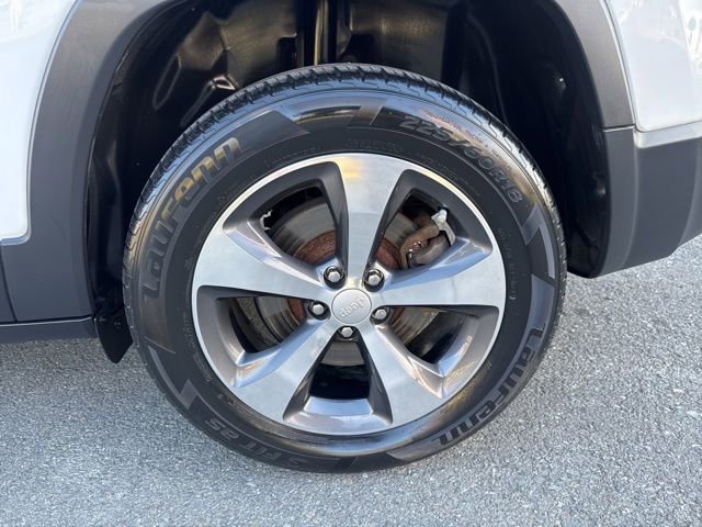 Used 2019 Jeep Cherokee Limited AWD/4WD image 11