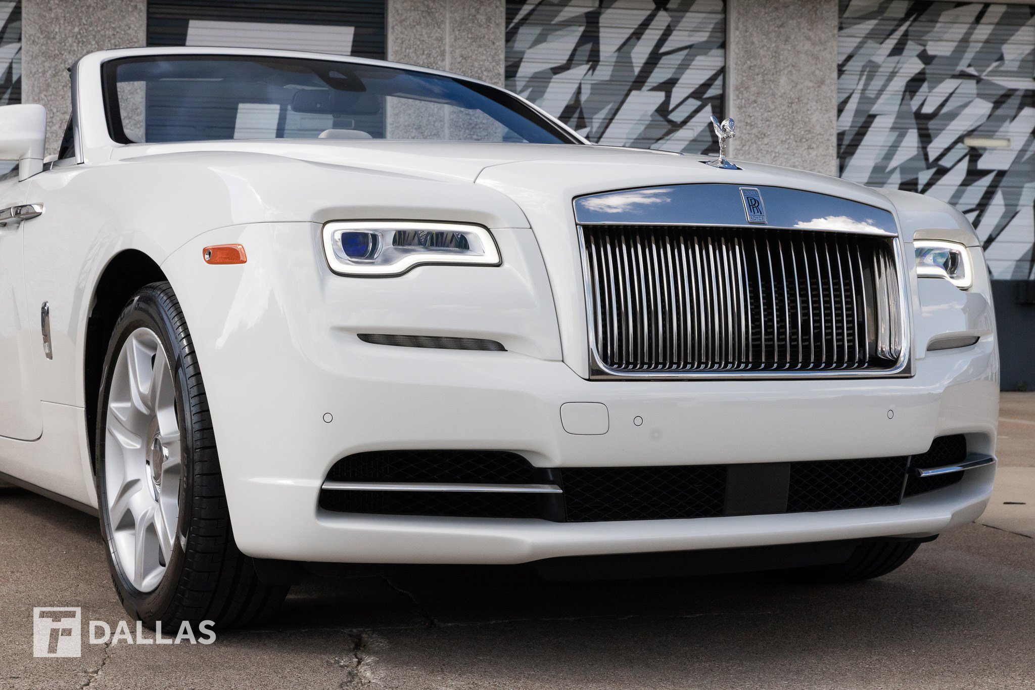 Used 2017 Rolls-Royce Dawn image 2